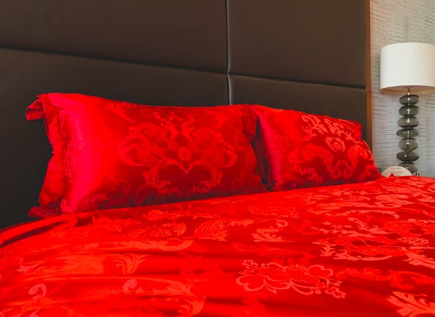 Nghi lễ cưới kỳ lạ: Trẻ con nhảy nhót trên giường tân hôn càng mạnh, hạnh phúc của cô dâu chú rể càng nhiều